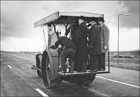 1970 - 3 burgemeesters op een oude wegenbouwmachine