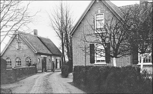 Links het huis van schilder Den Toom in Peursum in 1920.